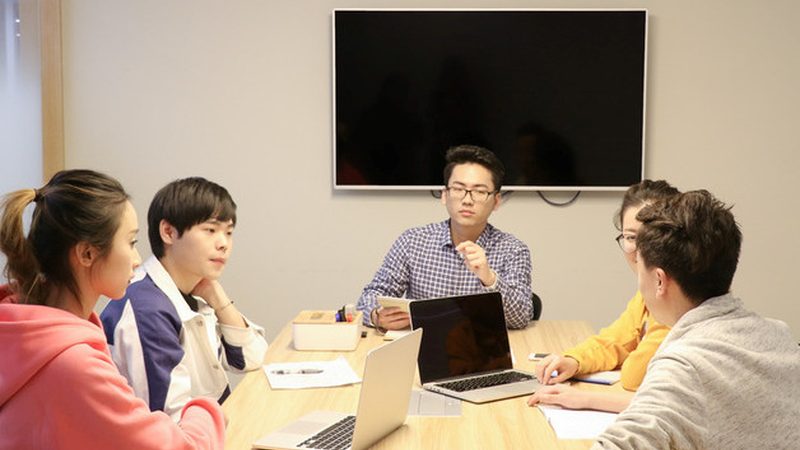 企业在选择IT外包与驻场服务时，应综合考虑以下因素：